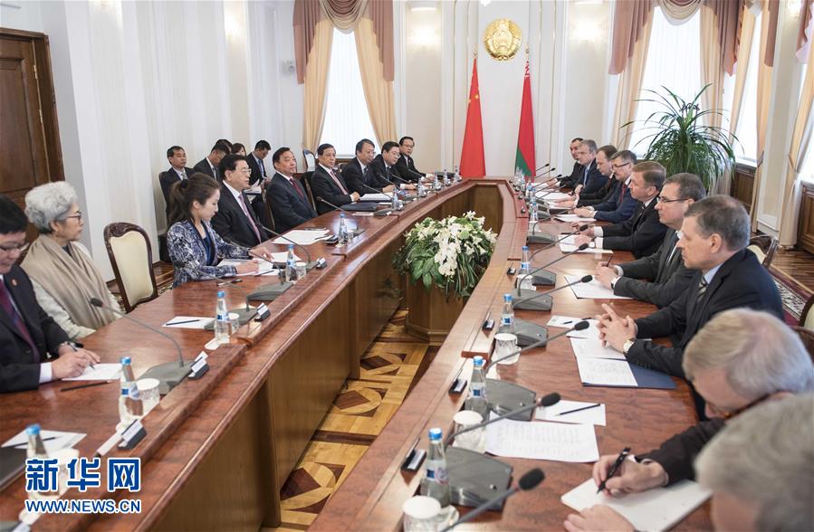 4月16日至18日,應白俄羅斯國民會議共和國院主席米亞斯尼科維奇和代表院主席安德烈琴科邀請,全國人大常委會委員長張德江對白俄羅斯進行正式友好訪問。這是4月18日,張德江在明斯克會見白俄羅斯總理科比亞科夫。新華社記者 李濤 攝 4月16日至18日,應白俄羅斯國民會議共和國院主席米亞斯尼科維奇和代表院主席安德烈琴科邀請,全國人大常委會委員長張德江對白俄羅斯進行正式友好訪問。這是4月18日,張德江在明斯克會見白俄羅斯總理科比亞科夫。新華社記者 李濤 攝