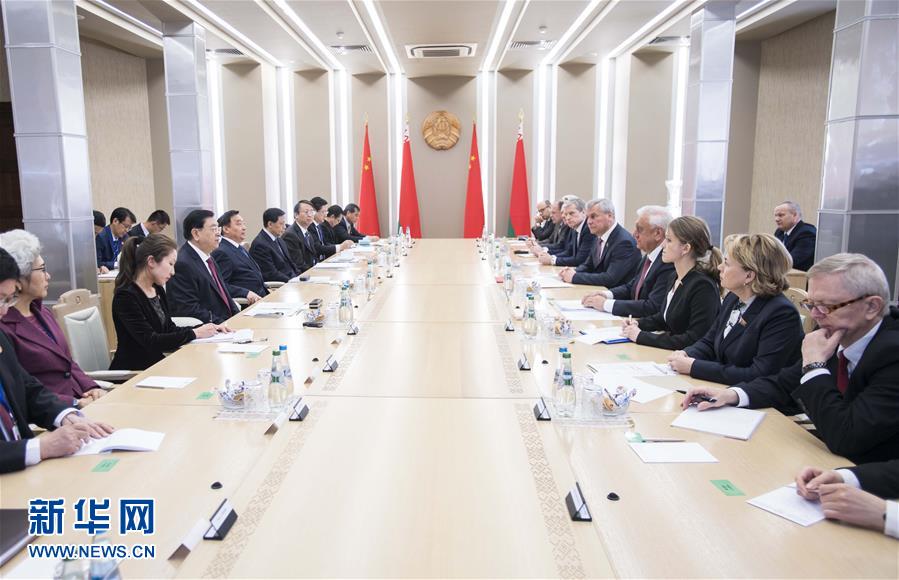4月16日至18日,應白俄羅斯國民會議共和國院主席米亞斯尼科維奇和代表院主席安德烈琴科邀請,全國人大常委會委員長張德江對白俄羅斯進行正式友好訪問。這是4月17日,張德江在明斯克與米亞斯尼科維奇主席和安德烈琴科主席舉行會談。新華社記者 李濤 攝 4月16日至18日,應白俄羅斯國民會議共和國院主席米亞斯尼科維奇和代表院主席安德烈琴科邀請,全國人大常委會委員長張德江對白俄羅斯進行正式友好訪問。這是4月17日,張德江在明斯克與米亞斯尼科維奇主席和安德烈琴科主席舉行會談。新華社記者 李濤 攝