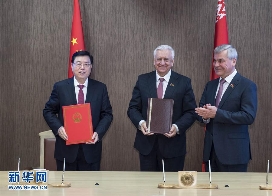 4月16日至18日,應白俄羅斯國民會議共和國院主席米亞斯尼科維奇和代表院主席安德烈琴科邀請,全國人大常委會委員長張德江對白俄羅斯進行正式友好訪問。4月17日,張德江在明斯克與米亞斯尼科維奇主席和安德烈琴科主席舉行會談。這是會談後,雙方簽署中國全國人大與白俄羅斯國民會議合作的聯合聲明。新華社記者 李濤 攝 4月16日至18日,應白俄羅斯國民會議共和國院主席米亞斯尼科維奇和代表院主席安德烈琴科邀請,全國人大常委會委員長張德江對白俄羅斯進行正式友好訪問。4月17日,張德江在明斯克與米亞斯尼科維奇主席和安德烈琴科主席舉行會談。這是會談後,雙方簽署中國全國人大與白俄羅斯國民會議合作的聯合聲明。新華社記者 李濤 攝