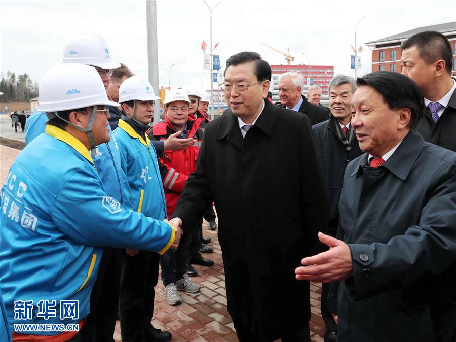 4月16日至18日,應白俄羅斯國民會議共和國院主席米亞斯尼科維奇和代表院主席安德烈琴科邀請,全國人大常委會委員長張德江對白俄羅斯進行正式友好訪問。這是4月17日,張德江在米亞斯尼科維奇和安德烈琴科陪同下考察位于明斯克州的中白工業園。新華社記者 劉衛兵 攝 4月16日至18日,應白俄羅斯國民會議共和國院主席米亞斯尼科維奇和代表院主席安德烈琴科邀請,全國人大常委會委員長張德江對白俄羅斯進行正式友好訪問。這是4月17日,張德江在米亞斯尼科維奇和安德烈琴科陪同下考察位于明斯克州的中白工業園。新華社記者 劉衛兵 攝