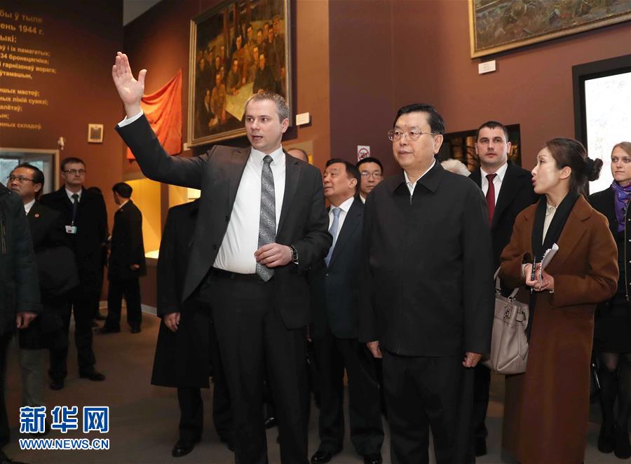4月16日至18日,應白俄羅斯國民會議共和國院主席米亞斯尼科維奇和代表院主席安德烈琴科邀請,全國人大常委會委員長張德江對白俄羅斯進行正式友好訪問。這是4月16日,張德江在明斯克參觀偉大衛國戰爭歷史博物館。新華社記者 劉衛兵 攝 4月16日至18日,應白俄羅斯國民會議共和國院主席米亞斯尼科維奇和代表院主席安德烈琴科邀請,全國人大常委會委員長張德江對白俄羅斯進行正式友好訪問。這是4月16日,張德江在明斯克參觀偉大衛國戰爭歷史博物館。新華社記者 劉衛兵 攝