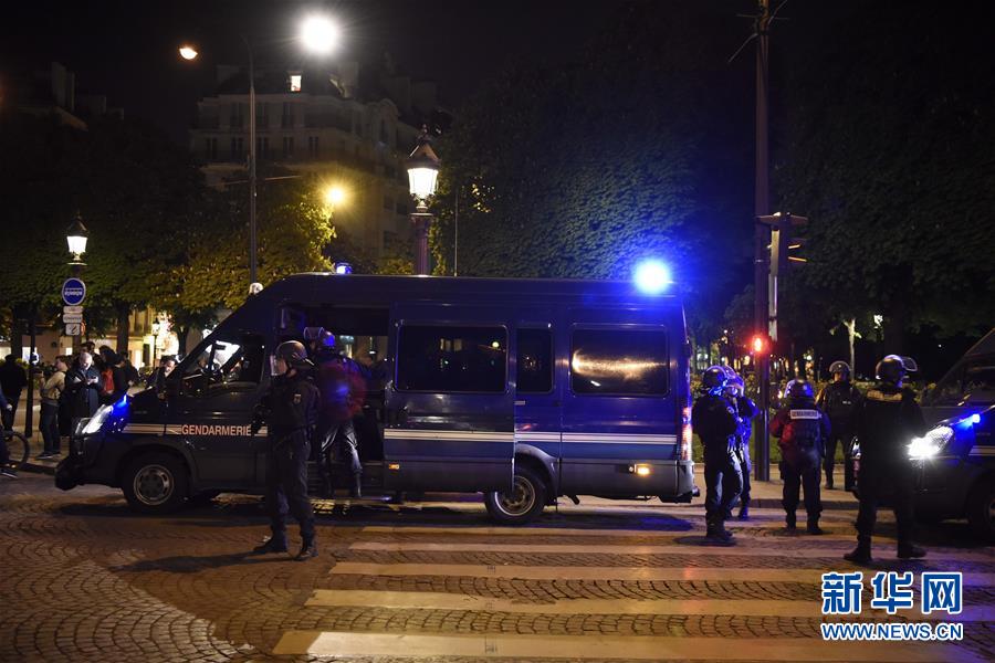 （国际）（3）巴黎香榭丽舍大街发生枪击事件 一名警察殉职