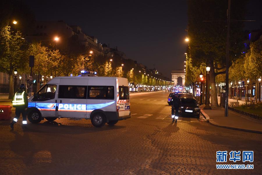 （国际）（4）巴黎香榭丽舍大街发生枪击事件 一名警察殉职