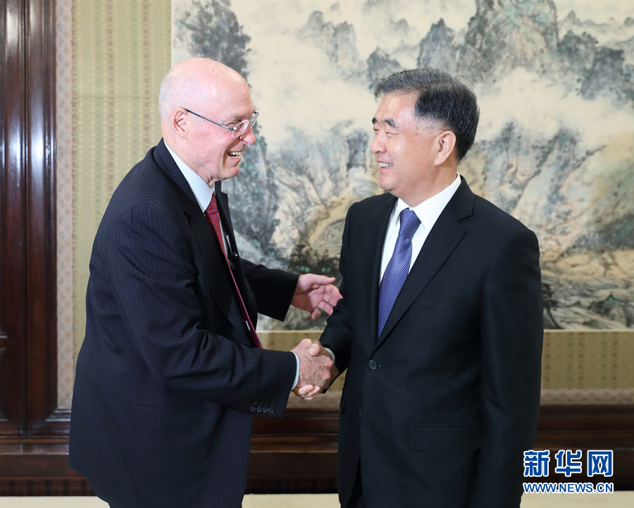 4月27日，国务院副总理汪洋在北京中南海紫光阁会见美国保尔森基金会主席、前财政部长亨利&middot;保尔森。 新华社记者王晔摄