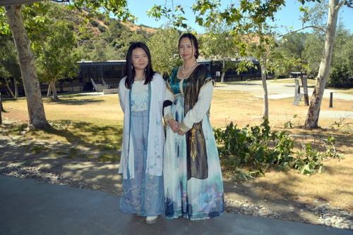 中国侨网身穿宋代衣裤的清至（左）和身穿唐代服装的左左。（美国《世界日报》/张宏 摄）