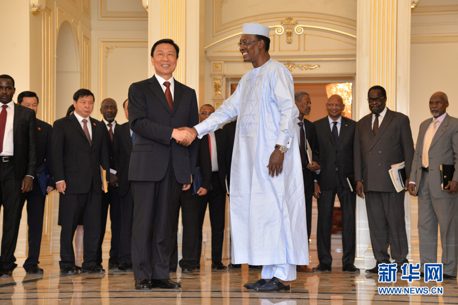 5月9日，乍得总统代比（前右）在恩贾梅纳会见到访的中国国家副主席李源潮（前左）。 新华社记者乔本孝摄