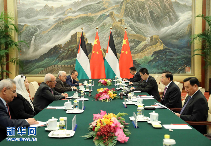 5月15日，全国人大常委会委员长张德江在北京人民大会堂会见巴勒斯坦总统府秘书长塔伊布。 新华社记者 刘卫兵 摄