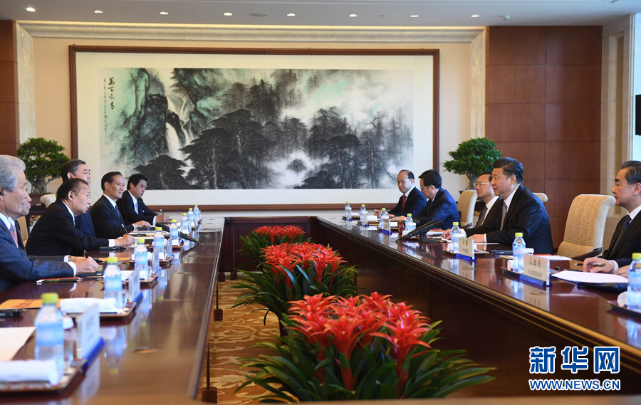 5月16日，国家主席习近平在北京钓鱼台国宾馆会见代表日本政府来华出席&ldquo;一带一路&rdquo;国际合作高峰论坛的日本自民党干事长二阶俊博。新华社记者 张铎 摄