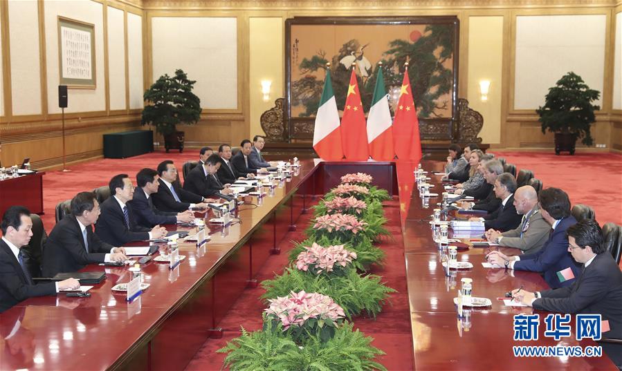 5月16日，国务院总理李克强在北京人民大会堂会见来华出席“一带一路”国际合作高峰论坛的意大利总理真蒂洛尼。新华社记者 庞兴雷 摄