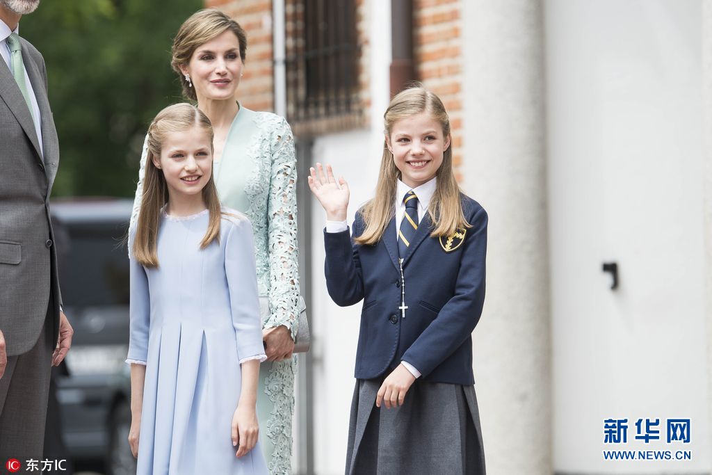 西班牙王室庆祝小公主首次圣餐礼 姐妹花美炸