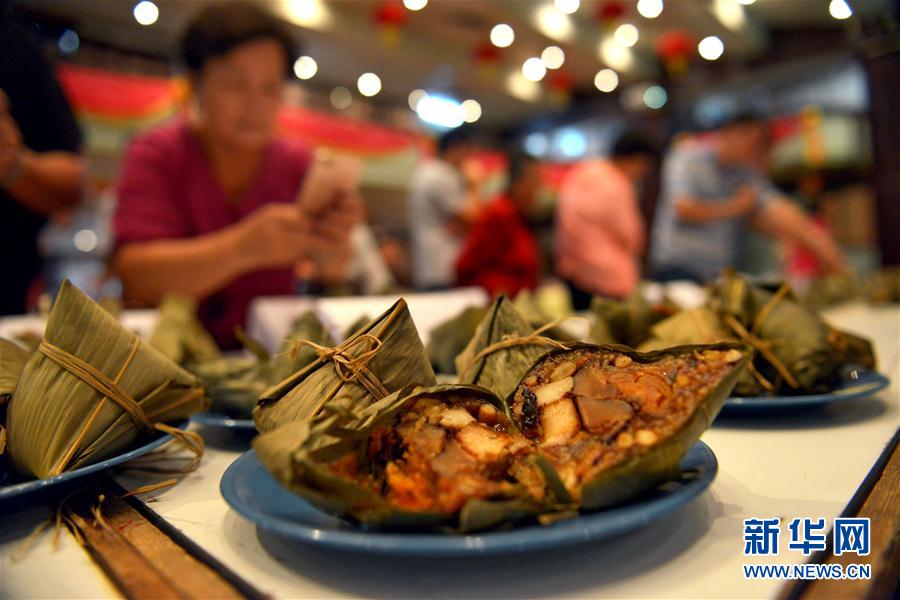 （国际）（2）马来西亚举办丁酉端午节裹粽比赛