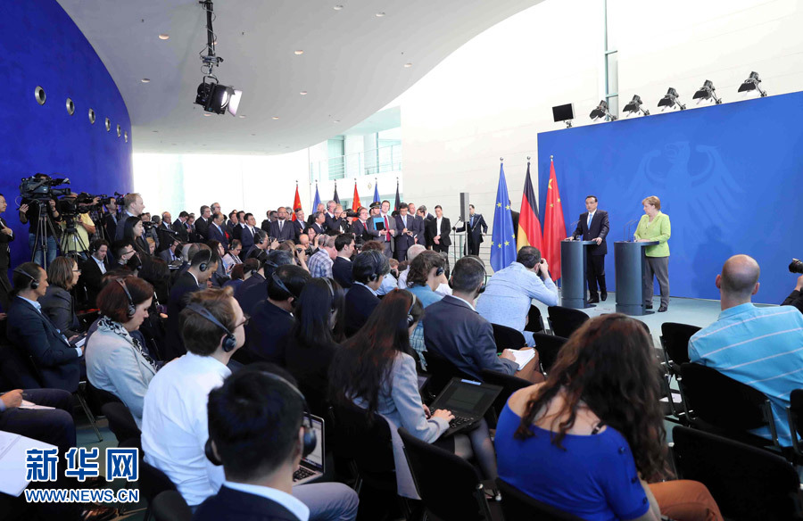 当地时间6月1日上午,国务院总理李克强在柏林与德国总理默克尔共同会见记者。新华社记者 刘卫兵 摄 当地时间6月1日上午,国务院总理李克强在柏林与德国总理默克尔共同会见记者。新华社记者 刘卫兵 摄