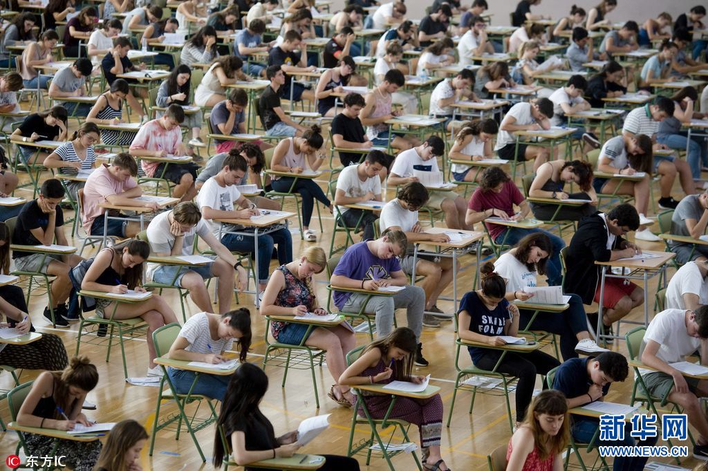 西班牙举行大学入学考试(组图)