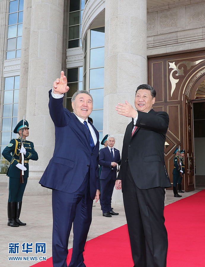 6月8日，国家主席习近平在阿斯塔纳同哈萨克斯坦总统纳扎尔巴耶夫举行会谈。会谈前，习近平出席纳扎尔巴耶夫在总统府举行的隆重欢迎仪式。新华社记者 兰红光 摄