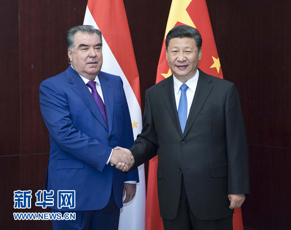6月9日，国家主席习近平在阿斯塔纳会见塔吉克斯坦总统拉赫蒙。新华社记者 李涛 摄