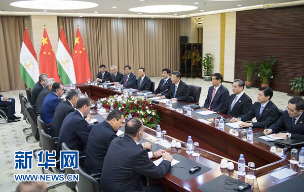 6月9日，国家主席习近平在阿斯塔纳会见塔吉克斯坦总统拉赫蒙。新华社记者 李涛 摄