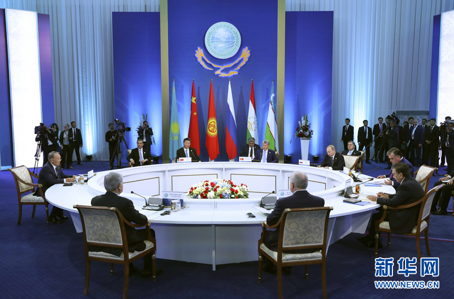 6月9日，国家主席习近平在哈萨克斯坦首都阿斯塔纳出席上海合作组织成员国元首理事会第十七次会议并发表重要讲话。这是习近平出席小范围会议。新华社记者 庞兴雷 摄