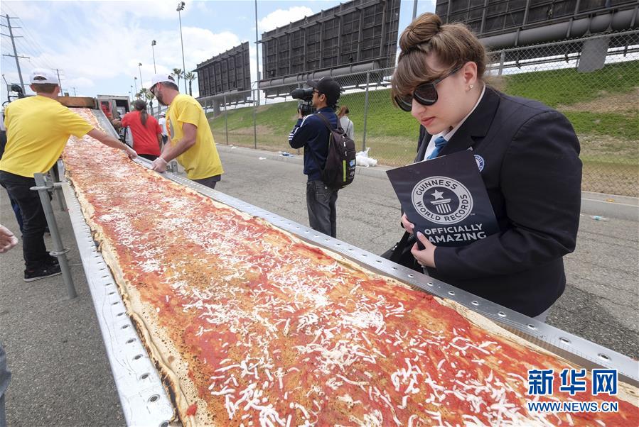 （国际）（3）美国加州制作世界最长披萨 