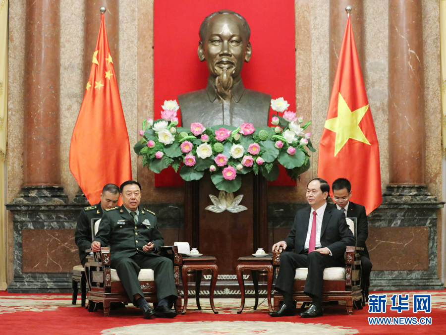 6月18日，在越南首都河内，正在越南访问的中央军委副主席范长龙（左前）会见越南国家主席陈大光（右前）。 新华社发（李晓伟摄）