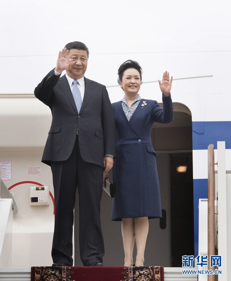 7月3日，国家主席习近平乘专机抵达莫斯科，开始对俄罗斯联邦进行国事访问。这是习近平和夫人彭丽媛步出舱门。 新华社记者 李学仁 摄