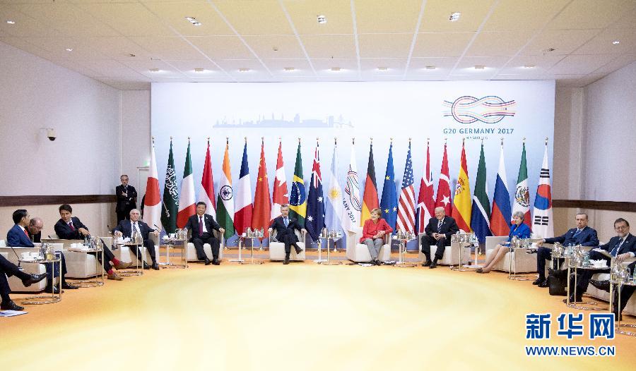 7月7日，二十国集团领导人第十二次峰会在德国汉堡举行。国家主席习近平出席并发表题为《坚持开放包容　推动联动增长》的重要讲话。这是峰会前，习近平出席二十国集团峰会领导人座谈会。新华社记者 李学仁 摄 