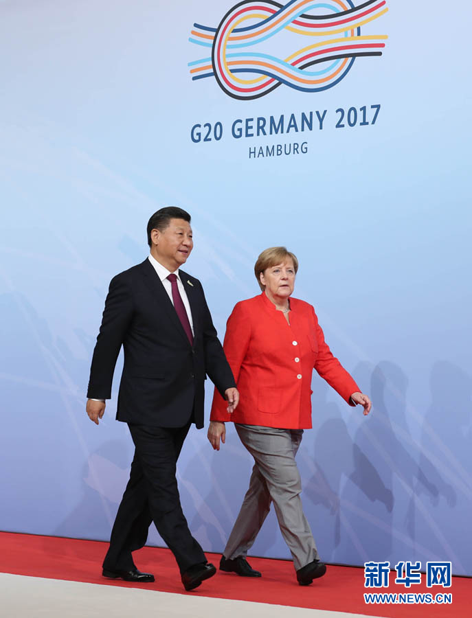 7月7日，二十国集团领导人第十二次峰会在德国汉堡举行。国家主席习近平出席并发表题为《坚持开放包容　推动联动增长》的重要讲话。这是峰会开始前，习近平受到德国总理默克尔迎接。新华社记者 刘卫兵 摄 