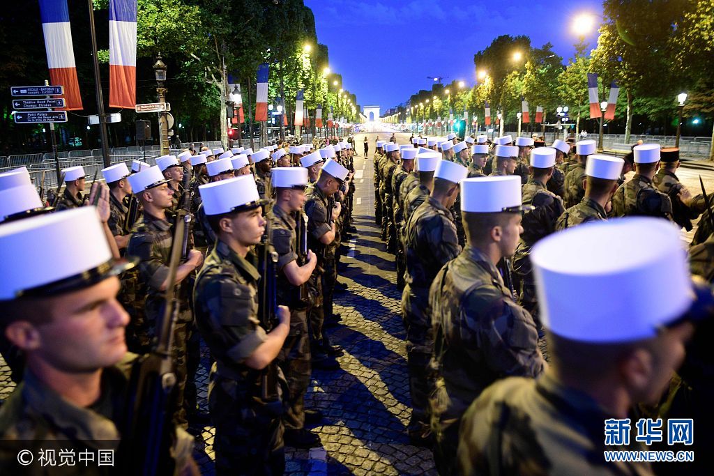 当地时间2017年7月10日，法国巴黎，外籍兵团在香榭丽舍大道游行，为国庆日阅兵彩排。***_***Soldiers from the Foreign Legion march down the Champs Elysees, with the Arc de Triomphe in the background, in Paris during a rehearsal of the annual Bastille Day military parade on July 10, 2017. Martin BUREAU