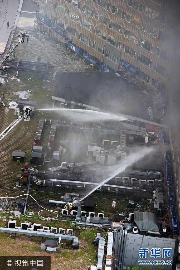 当地时间2017年7月18日，俄罗斯莫斯科，莫斯科阿巴特大街一栋公寓大楼发生火灾，消防员在现场救火。***_***3153433 07/18/2017 Firefighters putting out a blaze inside a skyscraper on Moscow's Novy Arbat Street. Alexander Yuriev/Sputnik