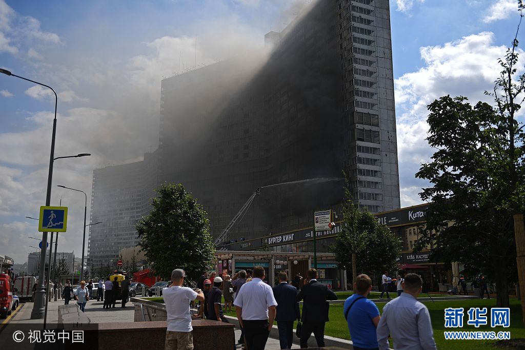 当地时间2017年7月18日，俄罗斯莫斯科，莫斯科阿巴特大街一栋公寓大楼发生火灾，消防员在现场救火。***_***3153416 07/18/2017 Firefighters putting out a blaze inside a skyscraper on Moscow's Novy Arbat Street. Grigoriy Sisoev/Sputnik