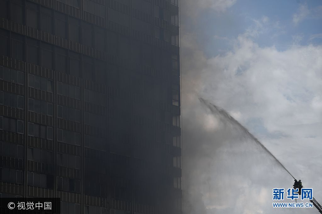当地时间2017年7月18日，俄罗斯莫斯科，莫斯科阿巴特大街一栋公寓大楼发生火灾，消防员在现场救火。***_***3153435 07/18/2017 Firefighters putting out a blaze inside a skyscraper on Moscow's Novy Arbat Street. Valeriy Melnikov/Sputnik