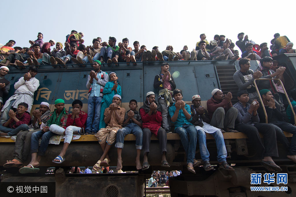 当地时间2017年7月24日，孟加拉国达卡栋吉，乘客乘坐拥挤不堪的火车，试图寻找&ldquo;一席之地&rdquo;。***_***TONGI, DHAKA, BANGLADESH - 2017/07/24: Commuters and travelers try to find a place on the train with many resorting to standing on the roof and holding  the front. No seats and rare trains, people are forced to resort to grabbing hold of the outside and standing on the roof so they can get home. I was able to capture the dangerous overcrowding as people tried to board trains at Tongi, Bangladesh. People jumps one train to another train in Biswa Ijtema 2017 Dhaka, Bangladesh. (Photo by Azim Khan Ronnie/Pacific Press/LightRocket via Getty Images)