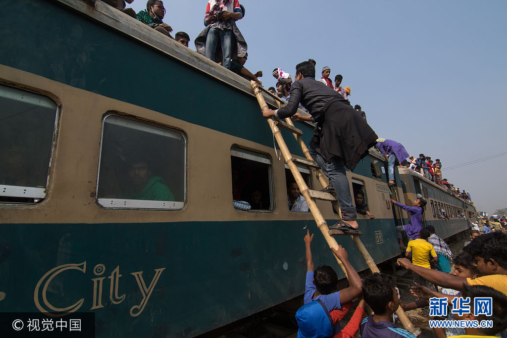 当地时间2017年7月24日，孟加拉国达卡栋吉，乘客乘坐拥挤不堪的火车，试图寻找&ldquo;一席之地&rdquo;。***_***TONGI, DHAKA, BANGLADESH - 2017/07/24: Commuters and travelers try to find a place on the train with many resorting to standing on the roof and holding  the front. No seats and rare trains, people are forced to resort to grabbing hold of the outside and standing on the roof so they can get home. I was able to capture the dangerous overcrowding as people tried to board trains at Tongi, Bangladesh. People jumps one train to another train in Biswa Ijtema 2017 Dhaka, Bangladesh. (Photo by Azim Khan Ronnie/Pacific Press/LightRocket via Getty Images)