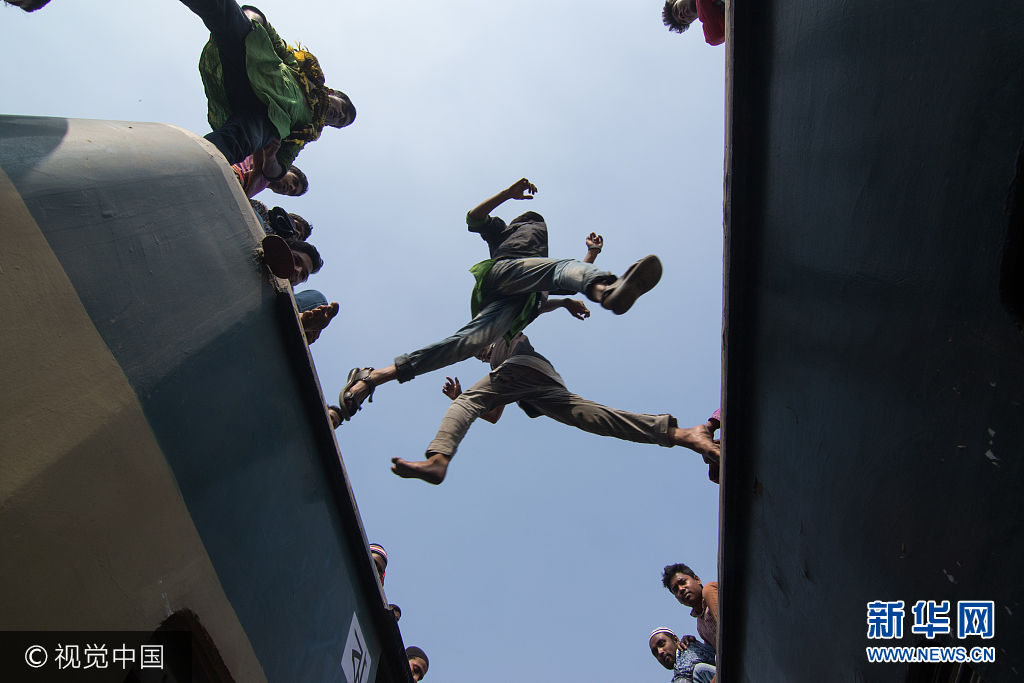 当地时间2017年7月24日，孟加拉国达卡栋吉，乘客乘坐拥挤不堪的火车，试图寻找&ldquo;一席之地&rdquo;。***_***TONGI, DHAKA, BANGLADESH - 2017/07/24: Commuters and travelers try to find a place on the train with many resorting to standing on the roof and holding  the front. No seats and rare trains, people are forced to resort to grabbing hold of the outside and standing on the roof so they can get home. I was able to capture the dangerous overcrowding as people tried to board trains at Tongi, Bangladesh. People jumps one train to another train in Biswa Ijtema 2017 Dhaka, Bangladesh. (Photo by Azim Khan Ronnie/Pacific Press/LightRocket via Getty Images)