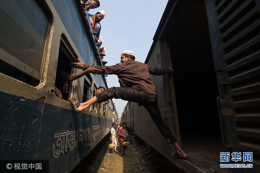 当地时间2017年7月24日，孟加拉国达卡栋吉，乘客乘坐拥挤不堪的火车，试图寻找&ldquo;一席之地&rdquo;。***_***TONGI, DHAKA, BANGLADESH - 2017/07/24: Commuters and travelers try to find a place on the train with many resorting to standing on the roof and holding  the front. No seats and rare trains, people are forced to resort to grabbing hold of the outside and standing on the roof so they can get home. I was able to capture the dangerous overcrowding as people tried to board trains at Tongi, Bangladesh. People jumps one train to another train in Biswa Ijtema 2017 Dhaka, Bangladesh. (Photo by Azim Khan Ronnie/Pacific Press/LightRocket via Getty Images)