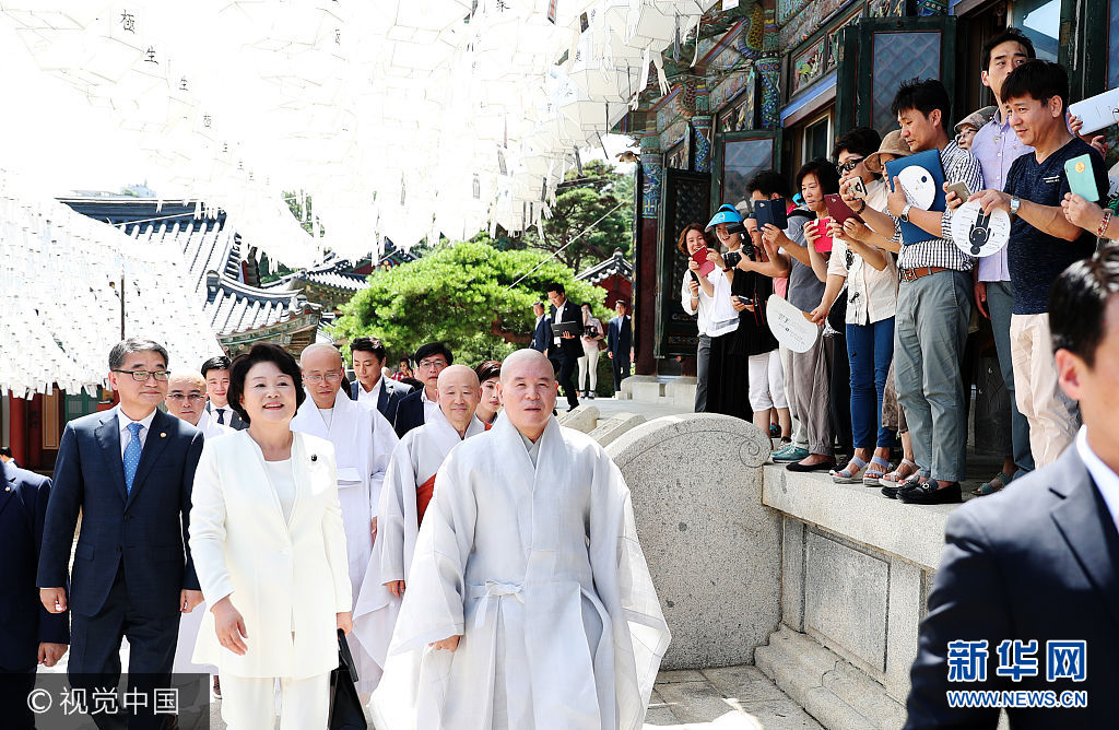 当地时间2017年7月25日，韩国首尔，韩国&ldquo;第一夫人&rdquo;金正淑出席奉恩寺传统文化体验馆竣工仪式。***_***