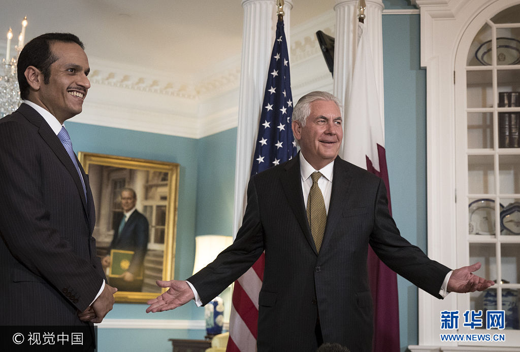 当地时间2017年7月26日，美国华盛顿，美国国务卿蒂勒森在美国国务院会见了卡塔尔外交部长阿勒萨尼。***_***WASHINGTON, DC - JULY 26:  (L to R) With Qatari Foreign Minister Sheikh Mohammed Bin Abdulrahman Al Thani looking on, U.S. Secretary of State Rex Tillerson responds to a question during a brief media availability before their meeting at the State Department, July 26, 2017 in Washington, DC. When prompted by a reporter's question, Tillerson said 'I'm not going anywhere' and that he will stay on as Secretary of State 'as long as the president lets me.' (Photo by Drew Angerer/Getty Images)