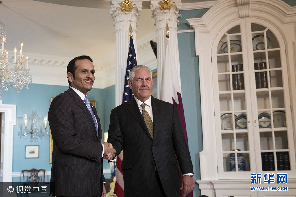 当地时间2017年7月26日，美国华盛顿，美国国务卿蒂勒森在美国国务院会见了卡塔尔外交部长阿勒萨尼。***_***WASHINGTON, DC - JULY 26:  (L to R) Qatari Foreign Minister Sheikh Mohammed Bin Abdulrahman Al Thani  and U.S. Secretary of State Rex Tillerson shake hands during a brief media availability before their meeting at the State Department, July 26, 2017 in Washington, DC. When prompted by a reporter's question, Tillerson said 'I'm not going anywhere' and that he will stay on as Secretary of State 'as long as the president lets me.' (Photo by Drew Angerer/Getty Images)