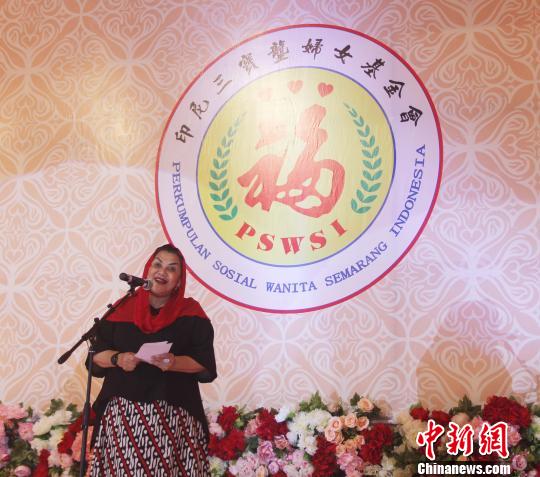 图为印尼三宝垄市副市长Hevearita到场祝贺。　林永传 摄