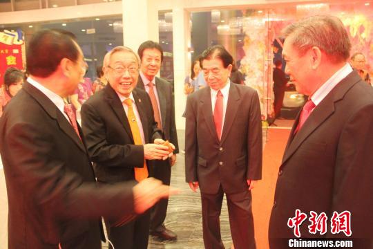 图为印尼著名华社领袖、世界福清社团联谊会主席林文光(左二)到场祝贺。　林永传 摄