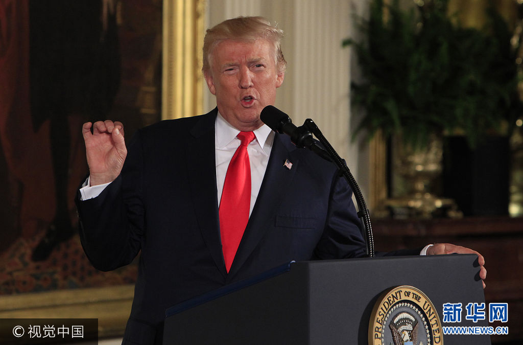 當地時間2017年7月31日，美國華盛頓，美國總統特朗普在白宮為退伍陸軍軍醫James McCloughan授予榮譽勳章，James McCloughan曾在越南戰爭時期擔任軍醫。***_***President Donald Trump presenting the Medal of Honor to former Specialist Five James C. McCloughan, U.S. Army.in the East Room of the White House on July 31, 2017 Photo by Dennis Brack Photo via Newscom