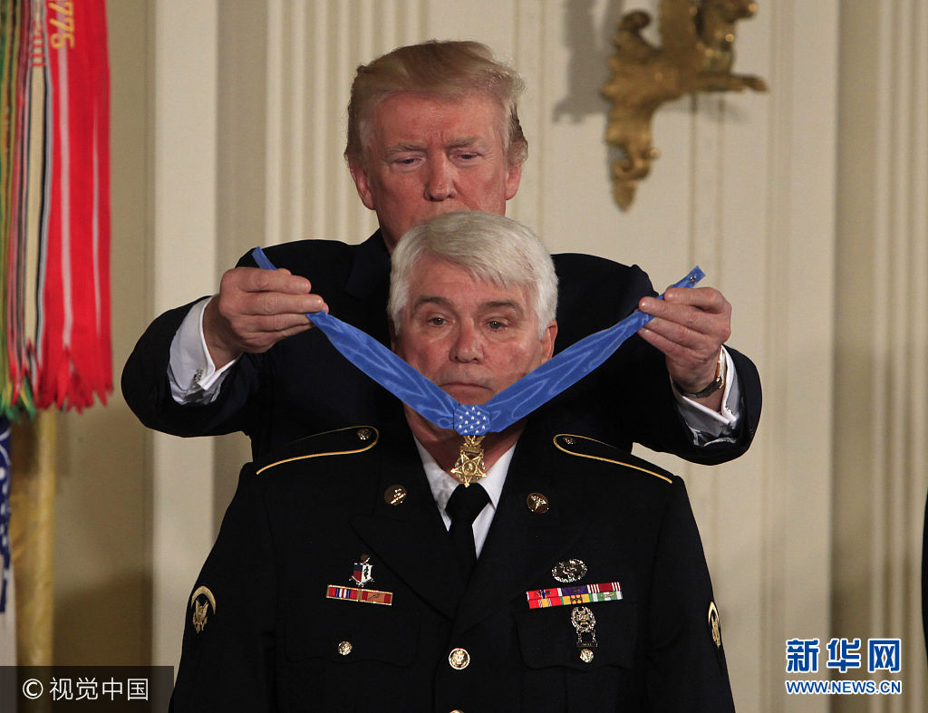 當地時間2017年7月31日，美國華盛頓，美國總統特朗普在白宮為退伍陸軍軍醫James McCloughan授予榮譽勳章，James McCloughan曾在越南戰爭時期擔任軍醫。***_***President Donald Trump presenting the Medal of Honor to former Specialist Five James C. McCloughan, U.S. Army.in the East Room of the White House on July 31, 2017 Photo by Dennis Brack Photo via Newscom