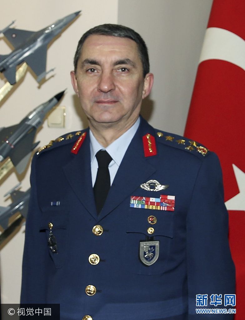 新任命的土耳其空军指挥官Hasan Kucukakyuz的资料图。 2017年8月2日讯，土耳其总统埃尔多安2日批准了最高军事委员会更换陆海空三军指挥官的决定。据路透社8月2日最新消息，土耳其最高军事委员会决定更换其陆军、海军和空军部队的指挥官。土耳其最高军事委员会经过4个小时的会议后，做出了以上决定。该决定将递交给土耳其总统埃尔多安等待通过。***_***BURSA, TURKEY - (ARCHIVE): A file photo dated 17 March 2017 shows Hasan Kucukakyuz who is recently assigned as Commander of the Turkish Air Forces by Supreme Military Council in Bursa, Turkey on August 02, 2017. (Photo by Ugur Ulu/Anadolu Agency/Getty Images)