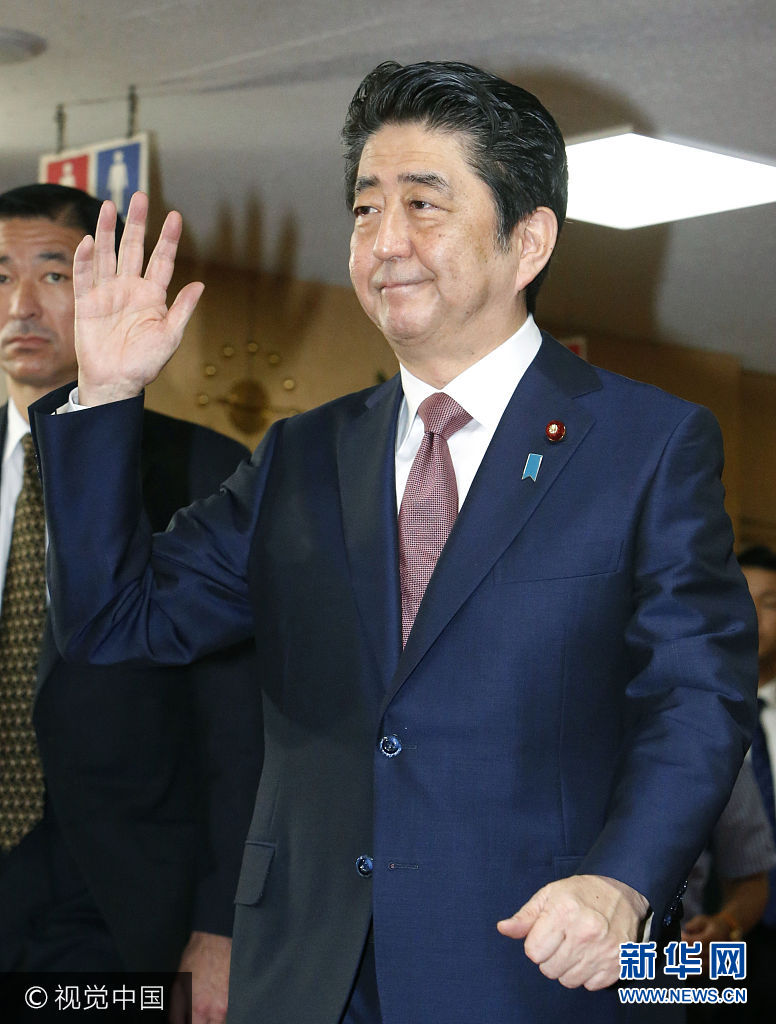 当地时间2017年8月3日，日本东京，日本首相安倍晋三抵达自民党总部，公布改组后的内阁名单。***_***Japanese Prime Minister Shinzo Abe arrives at the ruling Liberal Democratic Party headquarters in Tokyo on Aug. 3, 2017, ahead of the scheduled reshuffle of his Cabinet and LDP leadership. (Kyodo) ==Kyodo (Photo by Kyodo News via Getty Images)