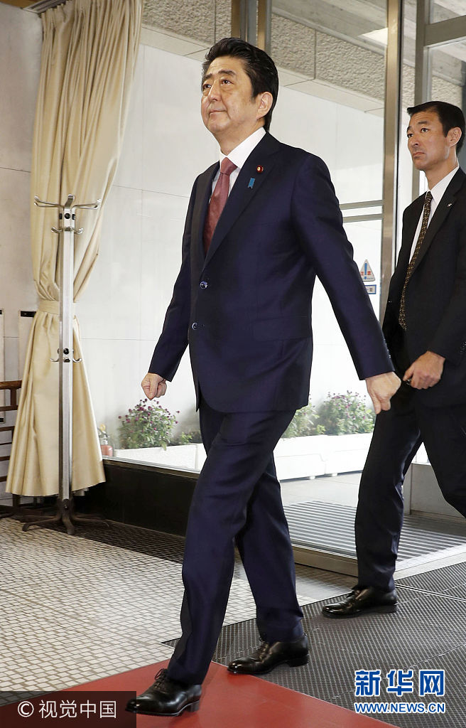 当地时间2017年8月3日，日本东京，日本首相安倍晋三抵达自民党总部，公布改组后的内阁名单。***_***Japanese Prime Minister Shinzo Abe arrives at the ruling Liberal Democratic Party headquarters in Tokyo on Aug. 3, 2017, ahead of the scheduled reshuffle of his Cabinet and LDP leadership. (Kyodo) ==Kyodo (Photo by Kyodo News via Getty Images)