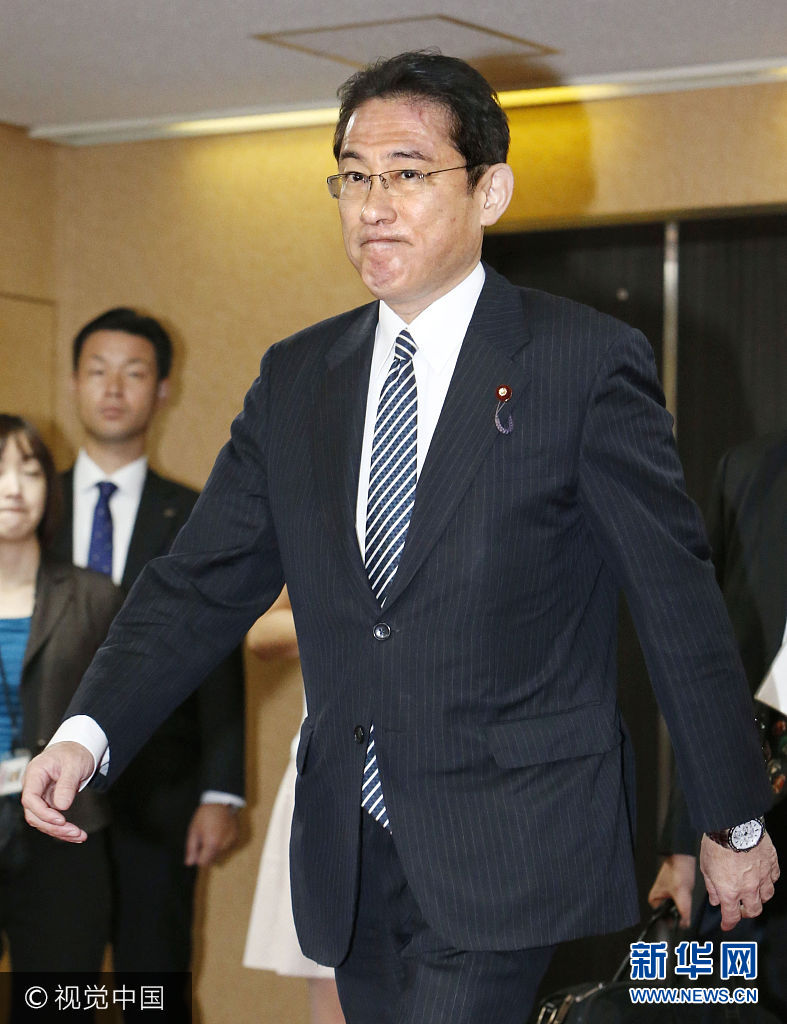 当地时间2017年8月3日，日本东京，日本外相岸田雄文抵达自民党总部。日本首相安倍晋三公布改组后的内阁名单，并调整执政党自民党的高层人事。***_***Japanese Foreign and Defense Minister Fumio Kishida arrives at the party headquarters in Tokyo on Aug. 3, 2017, ahead of Prime Minister Shinzo Abe's reshuffle of his Cabinet and LDP leadership. Kishida, viewed as a front-runner to succeed Abe, was appointed as chairman of the LDP's policy making body. (Kyodo) ==Kyodo (Photo by Kyodo News via Getty Images)