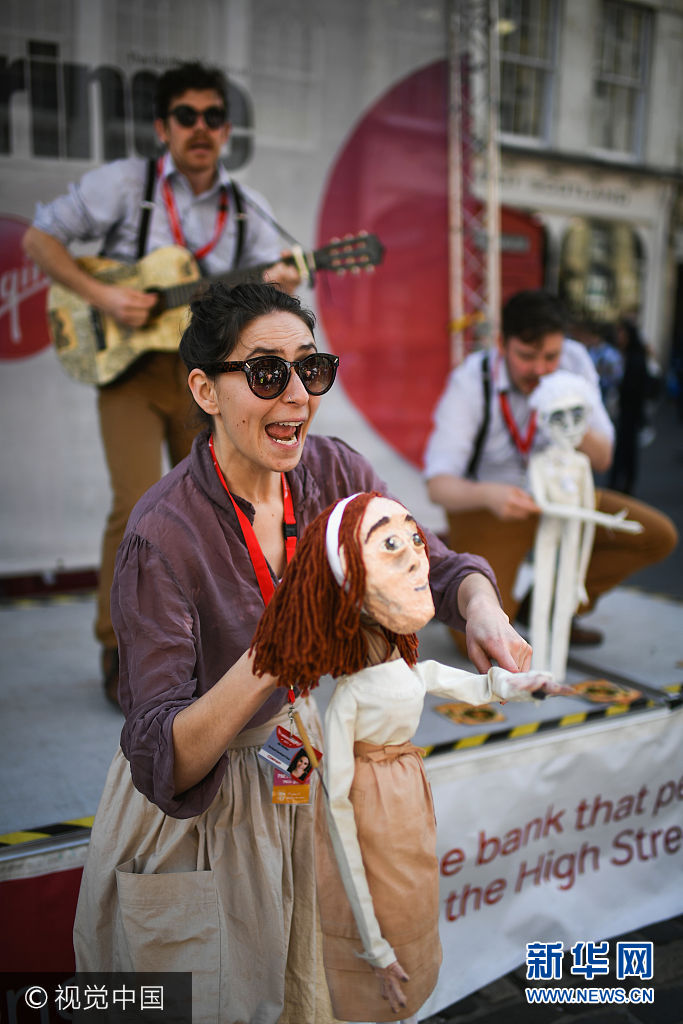 当地时间2017年8月8日，英国爱丁堡，爱丁堡边缘艺术节持续进行，艺术家们在皇家大道上进行各种表演。今年是爱丁堡边缘艺术节70周年，吸引了30000名艺术表演者来此参加。爱丁堡边缘艺术节是世界大型综合性艺术节爱丁堡艺术节的一部分，起源于1947年，从此每年吸引大量的中小演出团体参加演出。***_***EDINBURGH, SCOTLAND - AUGUST 08:  Edinburgh Festival Fringe entertainers perform on the Royal Mile on August 8, 2017 in Edinburgh, Scotland. This year marks the 70th anniversary of the largest performing arts festival in the world, with an excess of 30,000 performances of more than 2000 shows.  (Photo by Jeff J Mitchell/Getty Images)