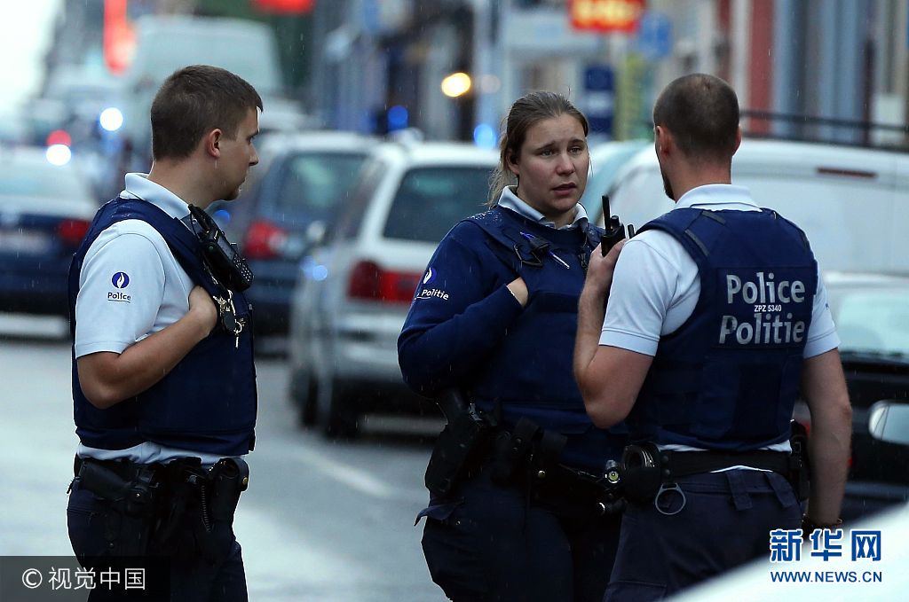 當地時間2017年8月8日，比利時布魯塞爾，比利時首都布魯塞爾警方在莫倫貝克區開槍截停一輛可疑車輛後，司機聲稱車上有爆炸品。警方封鎖現場，拆彈部隊到場處理，事件中無人受傷。***_***BRUSSELS, BELGIUM - AUGUST 8: Security forces take security measures after a bomb call in Brussels, Belgium on August 8, 2017. A driver, who has been taken under custody due to disobeying stop warning of police, said that there was explosive material in his car. Police pedestrianised the road and people has been evacuated from the building around the scene. (Photo by Dursun Aydemir/Anadolu Agency/Getty Images)