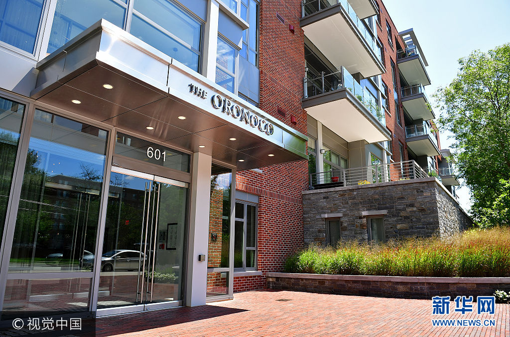 当地时间2017年8月9日，美国弗吉尼亚州亚历山德里亚市，特朗普前竞选主席保罗&middot;马纳福特的一处住所。美国联邦调查局(FBI)于7月26日搜查了特朗普前竞选主席保罗&middot;马纳福特的一处住所，带走相关文件。***_***A building containing a condominium owned by Paul Manafort, the former Trump campaign chairman, is seen in Alexandria, Virginia on August 9, 2017. According to media reports, the FBI conducted a predawn raid on July 26 at an unspecified property in Alexandria that belongs to Paul Manafort, seizing documents and other materials. The raid took place without advance warning, according to reports, the day after Manafort met with staff of the Senate Intelligence Committee that is investigating Russian meddling in the 2016 presidential election. Photo by Kevin Dietsch/UPI Photo via Newscom