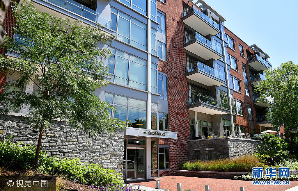 当地时间2017年8月9日，美国弗吉尼亚州亚历山德里亚市，特朗普前竞选主席保罗&middot;马纳福特的一处住所。美国联邦调查局(FBI)于7月26日搜查了特朗普前竞选主席保罗&middot;马纳福特的一处住所，带走相关文件。***_***A building containing a condominium owned by Paul Manafort, the former Trump campaign chairman, is seen in Alexandria, Virginia on August 9, 2017. According to media reports, the FBI conducted a predawn raid on July 26 at an unspecified property in Alexandria that belongs to Paul Manafort, seizing documents and other materials. The raid took place without advance warning, according to reports, the day after Manafort met with staff of the Senate Intelligence Committee that is investigating Russian meddling in the 2016 presidential election. Photo by Kevin Dietsch/UPI Photo via Newscom