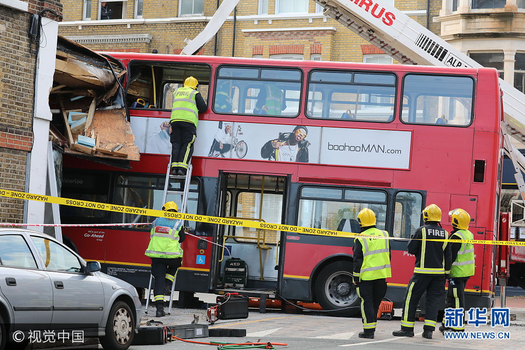 当地时间2017年8月10日，英国伦敦，交通高峰时刻，伦敦西南部一辆双层公共汽车撞入路边一商店，造成6人受伤。两名妇女被困在大巴的上层车厢，消防队员正在用专业工具对这两名妇女进行救助，警察和急救车也已赶赴现场。据警方介绍，发生事故的是77路公交大巴，目前伤员没有生命危险。发生事故的路段需要暂时封路，以便警方调查并确认现场情况。***_***A bus has ploughed into a building on a busy south London high street leaving two passengers trapped and six people injured. Dramatic images showed the double decker wedged into the side of a kitchen design centre on Lavender Hill, Wandsworth, on Thursday morning. Police said six people, including the bus driver, had been injured in the smash and were being treated by paramedics from London Ambulance Service. The driver was taken to a south London hospital while five passengers were treated at the scene. Fire crews battled to free two female passengers who were trapped on the top deck of the bus.  © Alex Lentati / Evening Standard / eyevine  Contact eyevine for more information about using this image: T: +44 (0) 20 8709 8709 E: info@eyevine.com http://www.eyevine.com